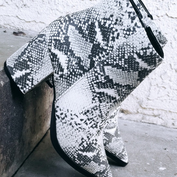 🚨//Coachella Collection// Snake print Bootie - Picture 2 of 6